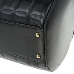 مملوكة مسبقًا حقيبة شانيل جلد أسود نمط لوح الشيكولاتة برميلية