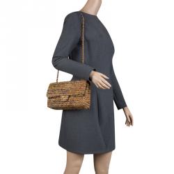 مملوكة مسبقًا حقيبة شانيل قلاب مزدوج كلاسيكية متوسطة تويد مبطنة بيضاء/ سوداء