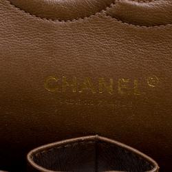 مملوكة مسبقًا حقيبة شانيل قلاب مزدوج كلاسيكية متوسطة تويد مبطنة بيضاء/ سوداء