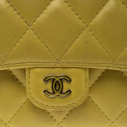 مملوكة مسبقًا محفظة شانيل قلاب CC جلد مبطنة صفراء