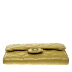 مملوكة مسبقًا محفظة شانيل قلاب CC جلد مبطنة صفراء