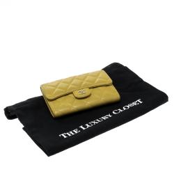 مملوكة مسبقًا محفظة شانيل قلاب CC جلد مبطنة صفراء