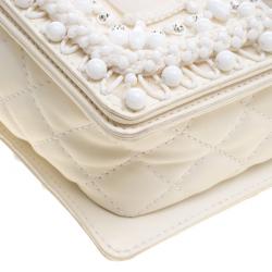 Pre Owned حقيبة شانيل قلاب بوي مزخرف خرزات متوسطة جلد بيضاء