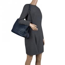 مملوكة مسبقًا حقيبة يد شانيل شوبر جلد مبطنة كحلية