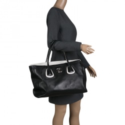 Pre Owned حقيبة يد شانيل ايجيوزيتف كيرف جلد سوداء/بيضاء