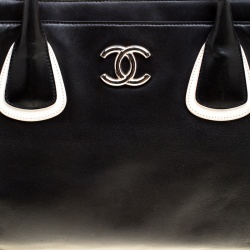 Pre Owned حقيبة يد شانيل ايجيوزيتف كيرف جلد سوداء/بيضاء