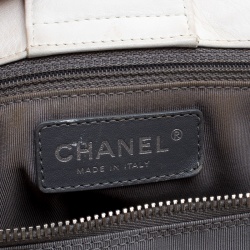 Pre Owned حقيبة يد شانيل ايجيوزيتف كيرف جلد سوداء/بيضاء