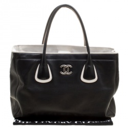 Pre Owned حقيبة يد شانيل ايجيوزيتف كيرف جلد سوداء/بيضاء