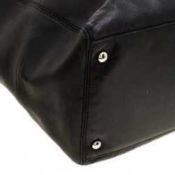 Pre Owned حقيبة يد شانيل ايجيوزيتف كيرف جلد سوداء/بيضاء