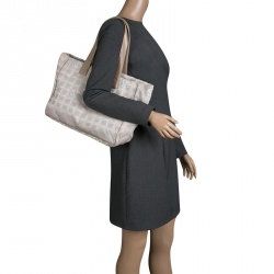 مملوكة مسبقًا Chanel Beige Nylon Travel Line Tote