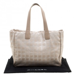 مملوكة مسبقًا Chanel Beige Nylon Travel Line Tote