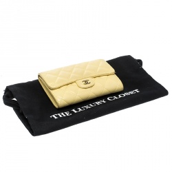 Pre Owned محفظة شانيل جلد أصفر مبطن بقلاب