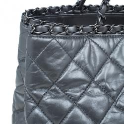 مملوكة مسبقًا Chanel Metallic Silver Quilted Leather Chain Me Tote
