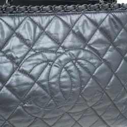 مملوكة مسبقًا Chanel Metallic Silver Quilted Leather Chain Me Tote