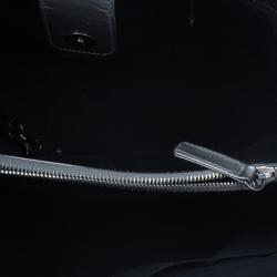 مملوكة مسبقًا Chanel Metallic Silver Quilted Leather Chain Me Tote