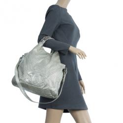 مملوكة مسبقًا Chanel Silver Metallic Leather Perforated Rodeo Drive Grand Shopping Hobo