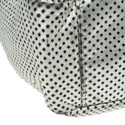 مملوكة مسبقًا Chanel Silver Metallic Leather Perforated Rodeo Drive Grand Shopping Hobo