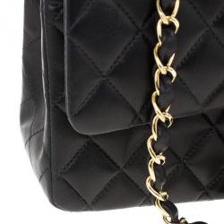 مملوكة مسبقًا Chanel Small Lambskin Classic Shoulder Bag