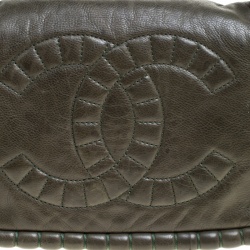 Pre Owned حقيبة كتف شانيل قلاب CC مخيطة جلد خضراء
