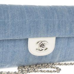 مملوك ة مسبقًا حقيبة شانيل شوكوليت بار إيست-وست دنيم أزرق وسط