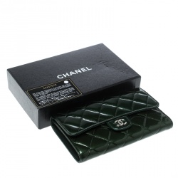 مملوكة مسبقًا Chanel Green Quilted Leather Classic Flap Wallet