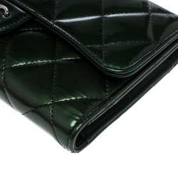مملوكة مسبقًا Chanel Green Quilted Leather Classic Flap Wallet