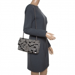 مملوكة مسبقًا حقيبة شانيل قلاب مزدوج كلاسيكية متوسطة ترتر وقماش مخططة بيضاء/ سوداء