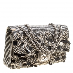 مملوكة مسبقًا حقيبة شانيل قلاب مزدوج كلاسيكية متوسطة ترتر وقماش مخططة بيضاء/ سوداء