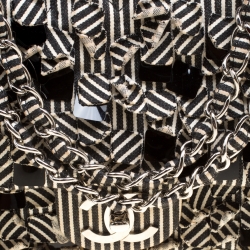 مملوكة مسبقًا حقيبة شانيل قلاب مزدوج كلاسيكية متوسطة ترتر وقماش مخططة بيضاء/ سوداء