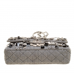 مملوكة مسبقًا حقيبة شانيل قلاب مزدوج كلاسيكية متوسطة ترتر وقماش مخططة بيضاء/ سوداء