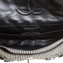 مملوكة مسبقًا حقيبة شانيل قلاب مزدوج كلاسيكية متوسطة ترتر وقماش مخططة بيضاء/ سوداء