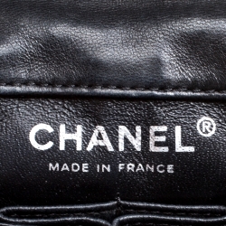 مملوكة مسبقًا حقيبة شانيل قلاب مزدوج كلاسيكية متوسطة ترتر وقماش مخططة بيضاء/ سوداء