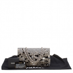 مملوكة مسبقًا حقيبة شانيل قلاب مزدوج كلاسيكية متوسطة ترتر وقماش مخططة بيضاء/ سوداء