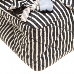 مملوكة مسبقًا حقيبة شانيل قلاب مزدوج كلاسيكية متوسطة ترتر وقماش مخططة بيضاء/ سوداء