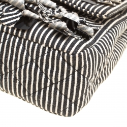 مملوكة مسبقًا حقيبة شانيل قلاب مزدوج كلاسيكية متوسطة ترتر وقماش مخططة بيضاء/ سوداء