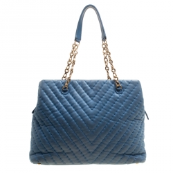 مملوكة مسبقًا حقيبة يد شانيل سوربيك كبيرة جلد مبطنة شيفرون اريدسنت زرقاء