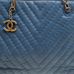 مملوكة مسبقًا حقيبة يد شانيل سوربيك كبيرة جلد مبطنة شيفرون اريدسنت زرقاء