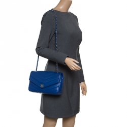 مملوكة مسبقًا Chanel Blue Chevron Quilted Leather Medium Classic Flap Bag