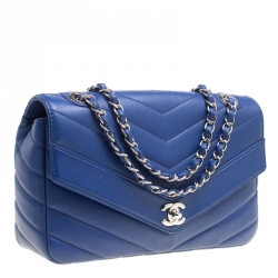 مملوكة مسبقًا Chanel Blue Chevron Quilted Leather Medium Classic Flap Bag