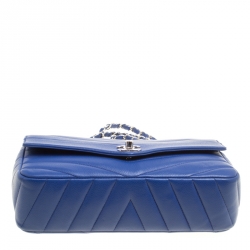 مملوكة مسبقًا Chanel Blue Chevron Quilted Leather Medium Classic Flap Bag