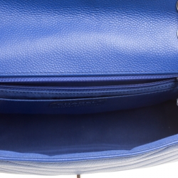 مملوكة مسبقًا Chanel Blue Chevron Quilted Leather Medium Classic Flap Bag