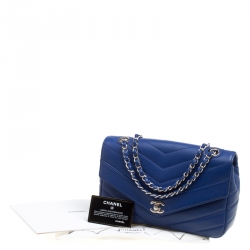 مملوكة مسبقًا Chanel Blue Chevron Quilted Leather Medium Classic Flap Bag