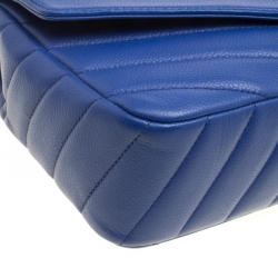 مملوكة مسبقًا Chanel Blue Chevron Quilted Leather Medium Classic Flap Bag