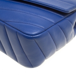 مملوكة مسبقًا Chanel Blue Chevron Quilted Leather Medium Classic Flap Bag