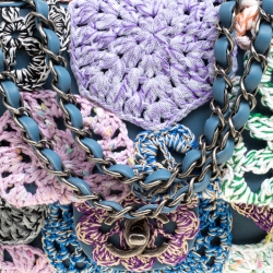 Pre Owned حقيبة شانيل قلاب كلاسيك متوسطة جلد وكروشيه متعددة الألوان