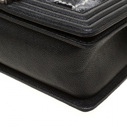 مملوكة مسبقًا حقيبة شانيل قلاب بوي تويد وجلد سوداء