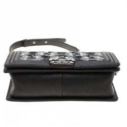 مملوكة مسبقًا حقيبة شانيل قلاب بوي تويد وجلد سوداء