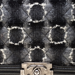 مملوكة مسبقًا حقيبة شانيل قلاب بوي تويد وجلد سوداء