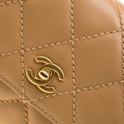 مملوكة مسبقًا حقيبة شانيل قلاب مزدوج شانيل كلاسيكية سلسلة بيجو متوسطة جلد مبطنة سوداء