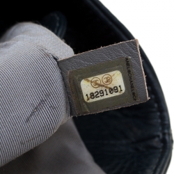 مملوكة مسبقًا حقيبة يد شانيل سرف اكساكاتيف صغيرة جلد سوداء